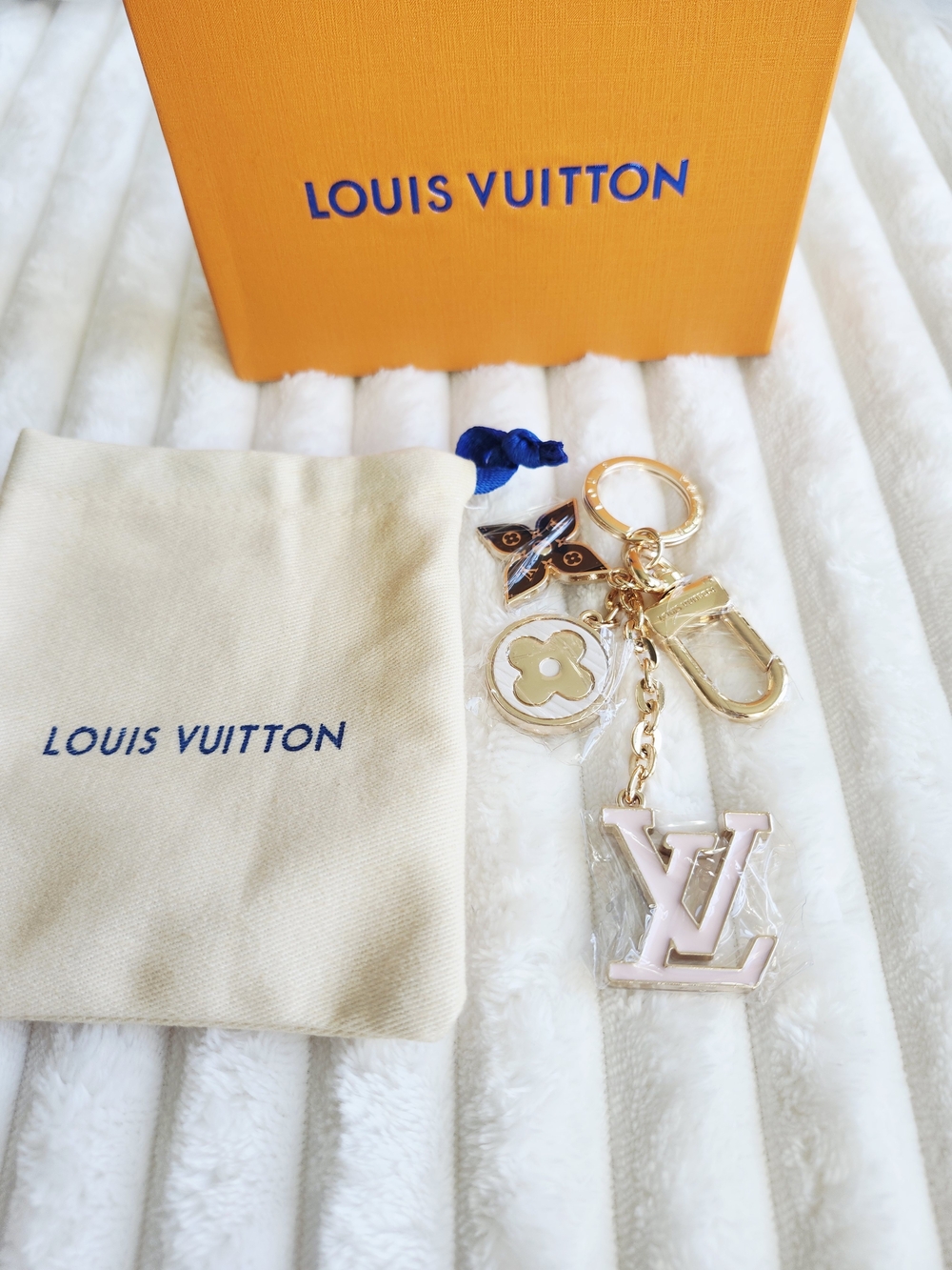 Louis Vuitton Fleur de Monogram Bag Charm Keychain Pink LV NWT - Picture 5 of 5